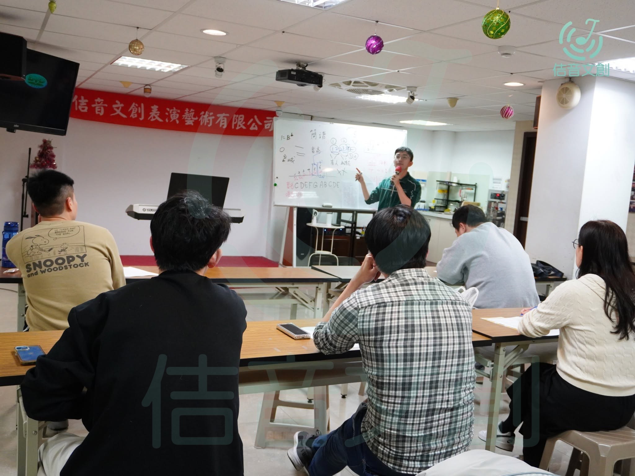 佶音文創中壢成人流行歌唱班學員共同練唱