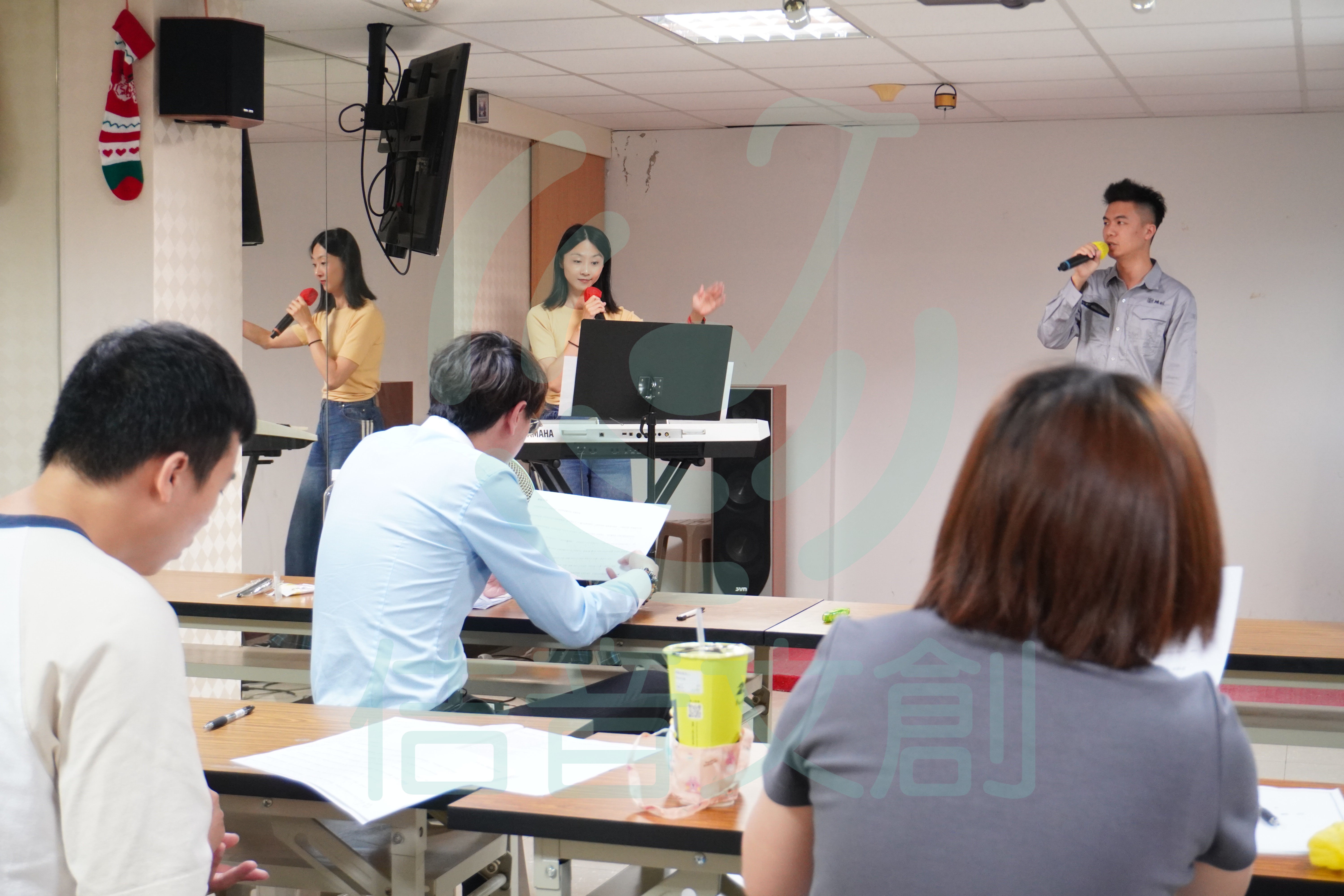 佶音文創成人歌唱班學員輪流演唱與互相聆聽