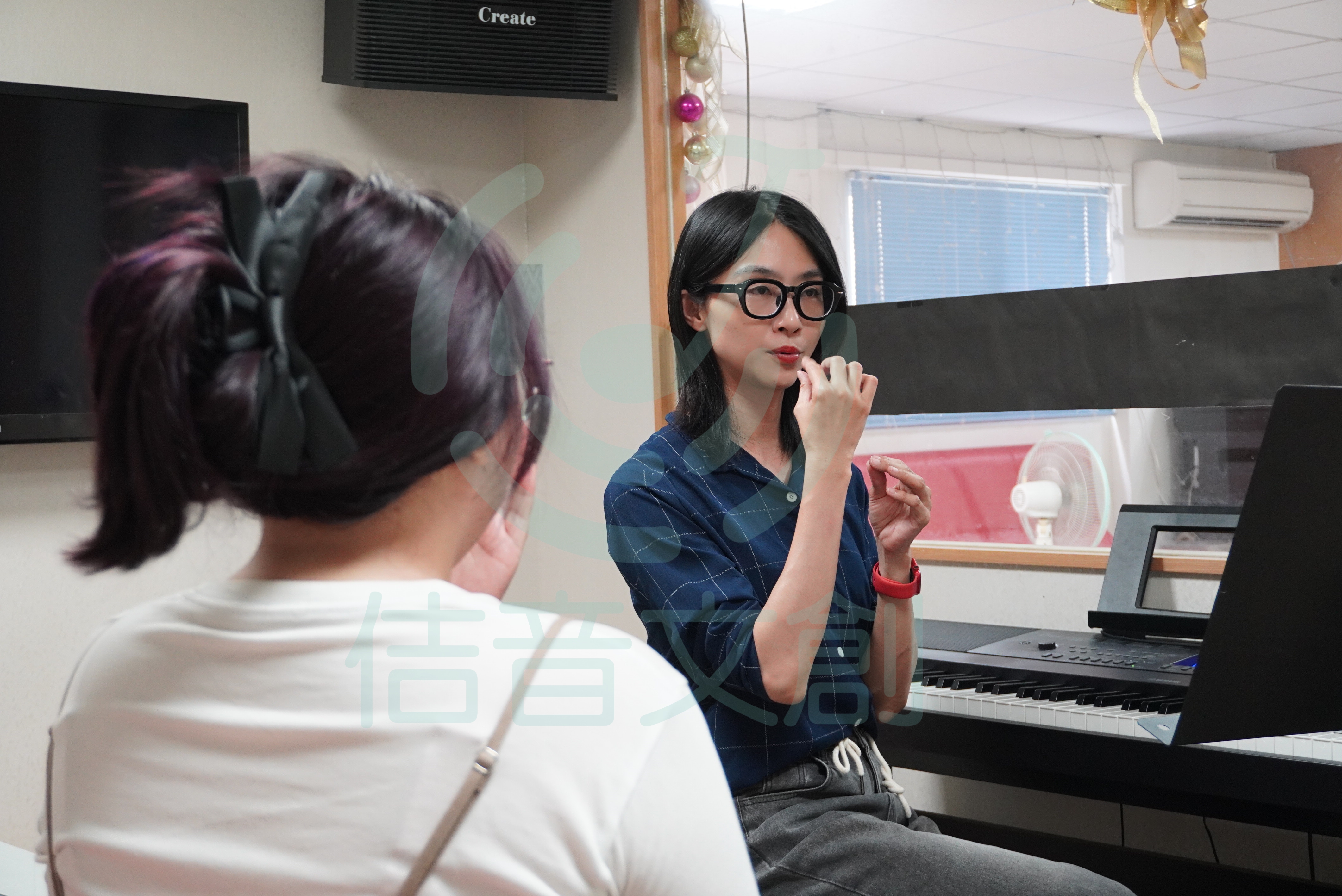 佶音文創歌唱老師指導學員練習演唱