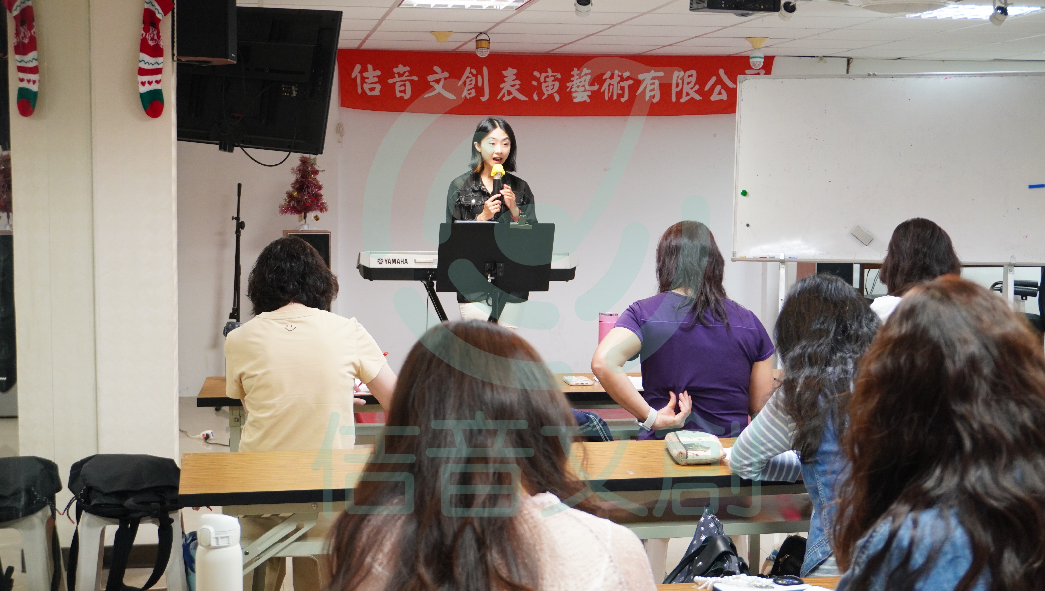佶音文創成人團體歌唱班學員共同練唱