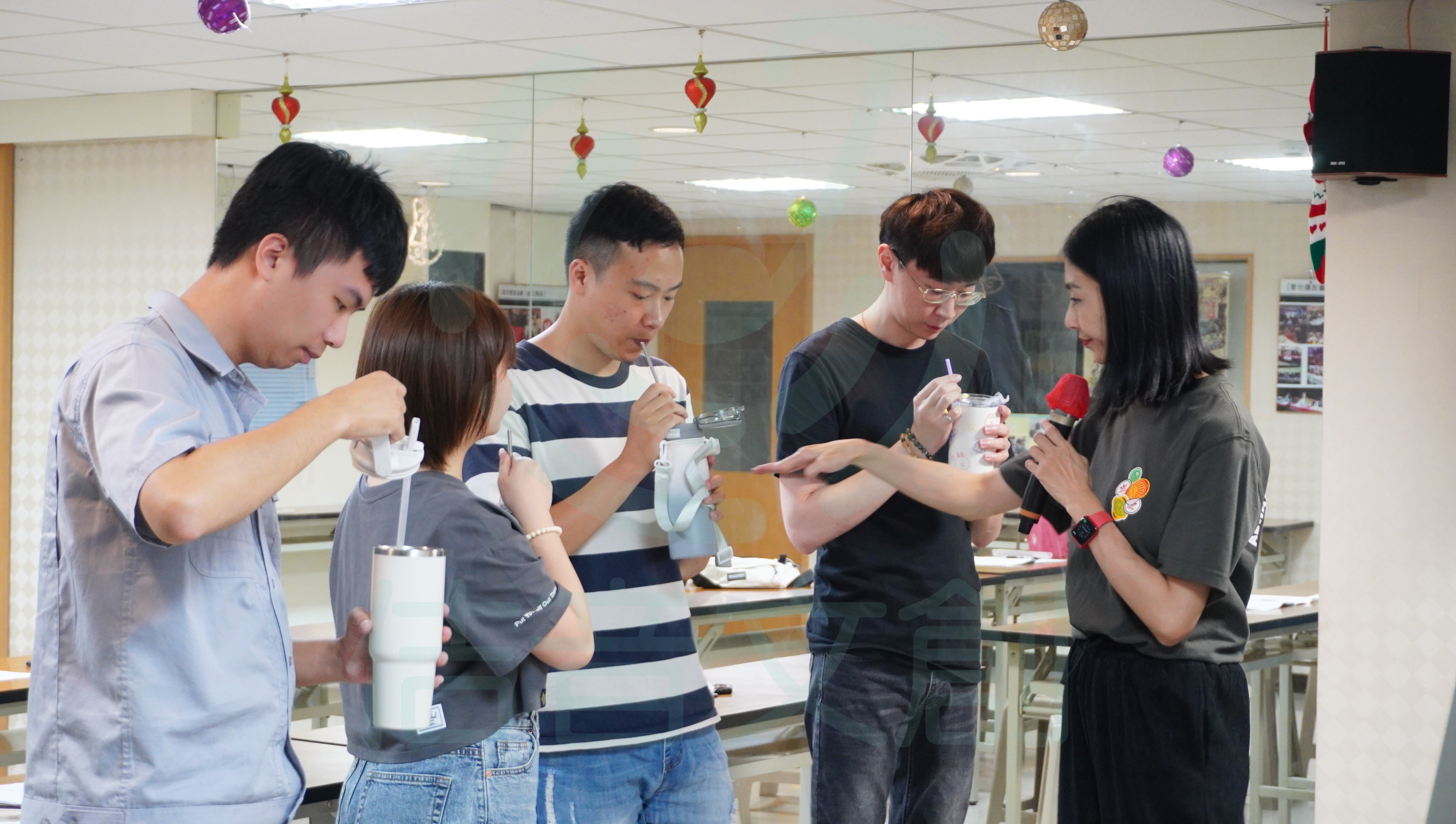佶音文創老師指導四人小班學員練習歌唱