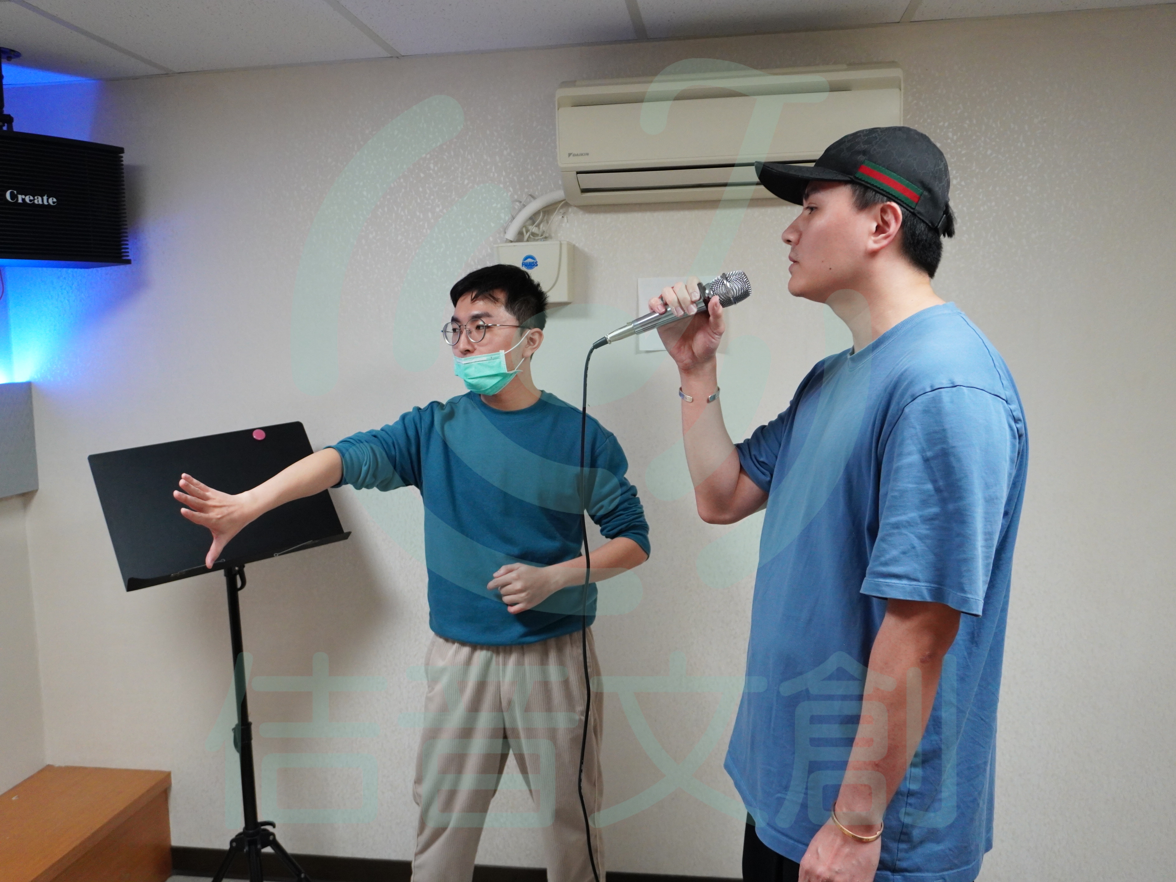 佶音文創老師於一對一歌唱課程中指導學員